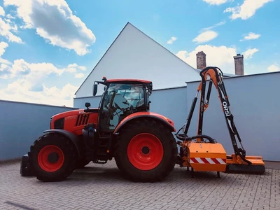 Kubota M7 s příkopovým strojem