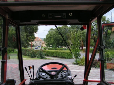 Pohled od prodejny z malotraktoru