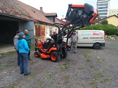 Předávání sekačky zákazníkovi