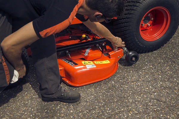 servis traktorů mach&aacute;ček kubota