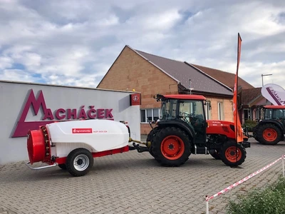 Zúžená verze traktoru Kubota s rosičem